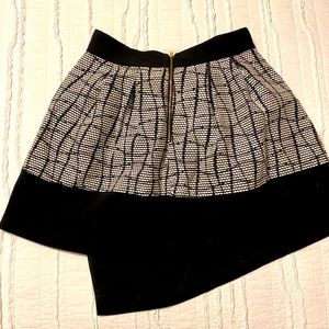 Banana Republic size 6 black and white faux wrap skirt